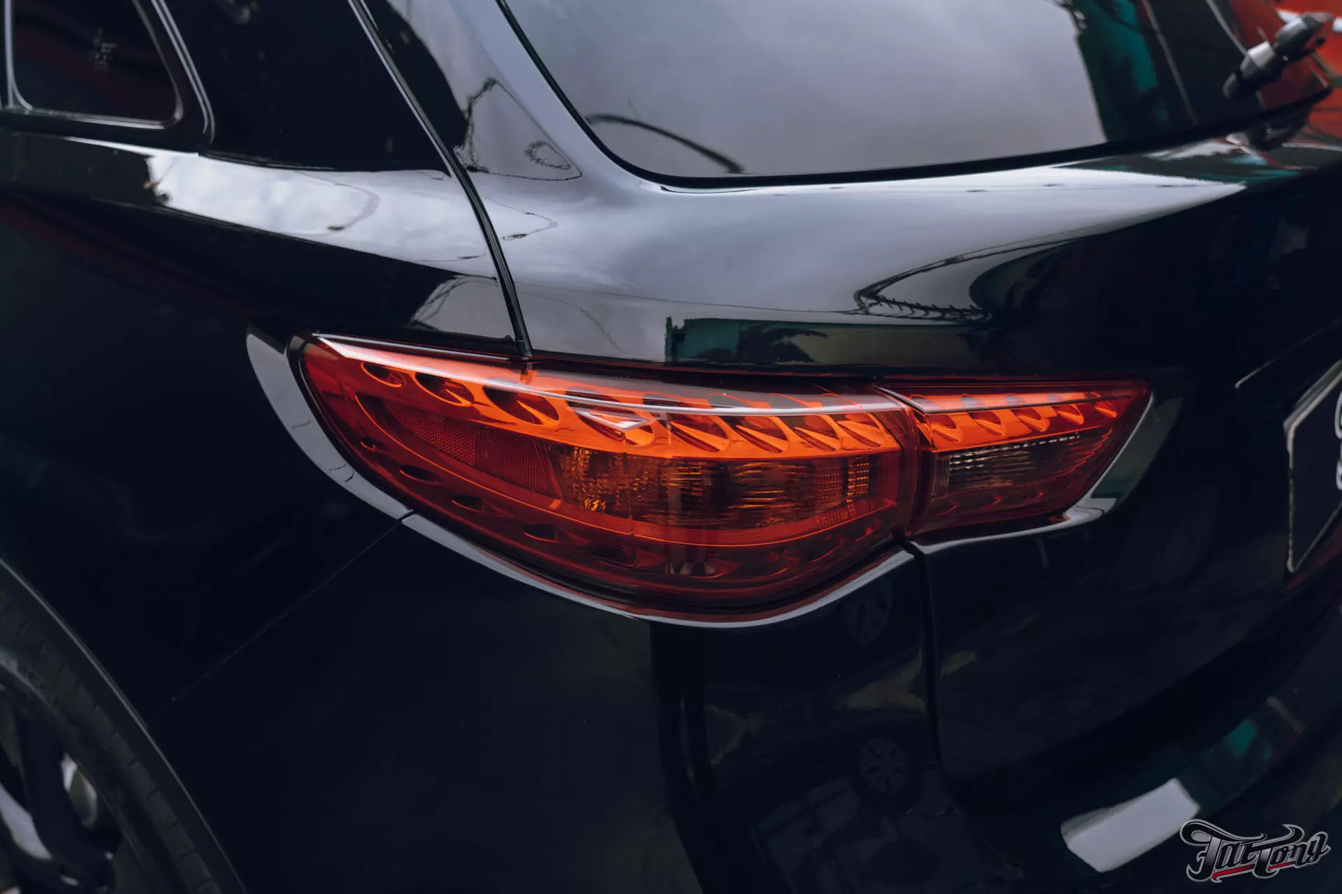 Infiniti QX70. Полировка кузова+керамика. Мойка подкапотного пространства. Химчистка салона. Окрас дисков